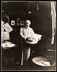 David Belasco stående med en ordbog i hånden, efter 1909 (sølvgelatineprint)